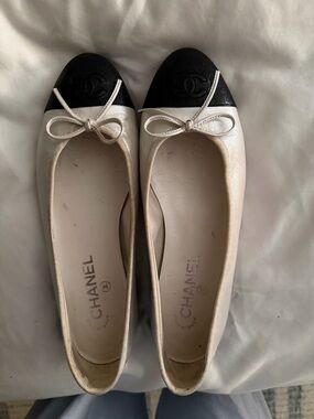 Classic Two-Tone Chanel Leather Ballet Flats - pearlescent Cream and Black